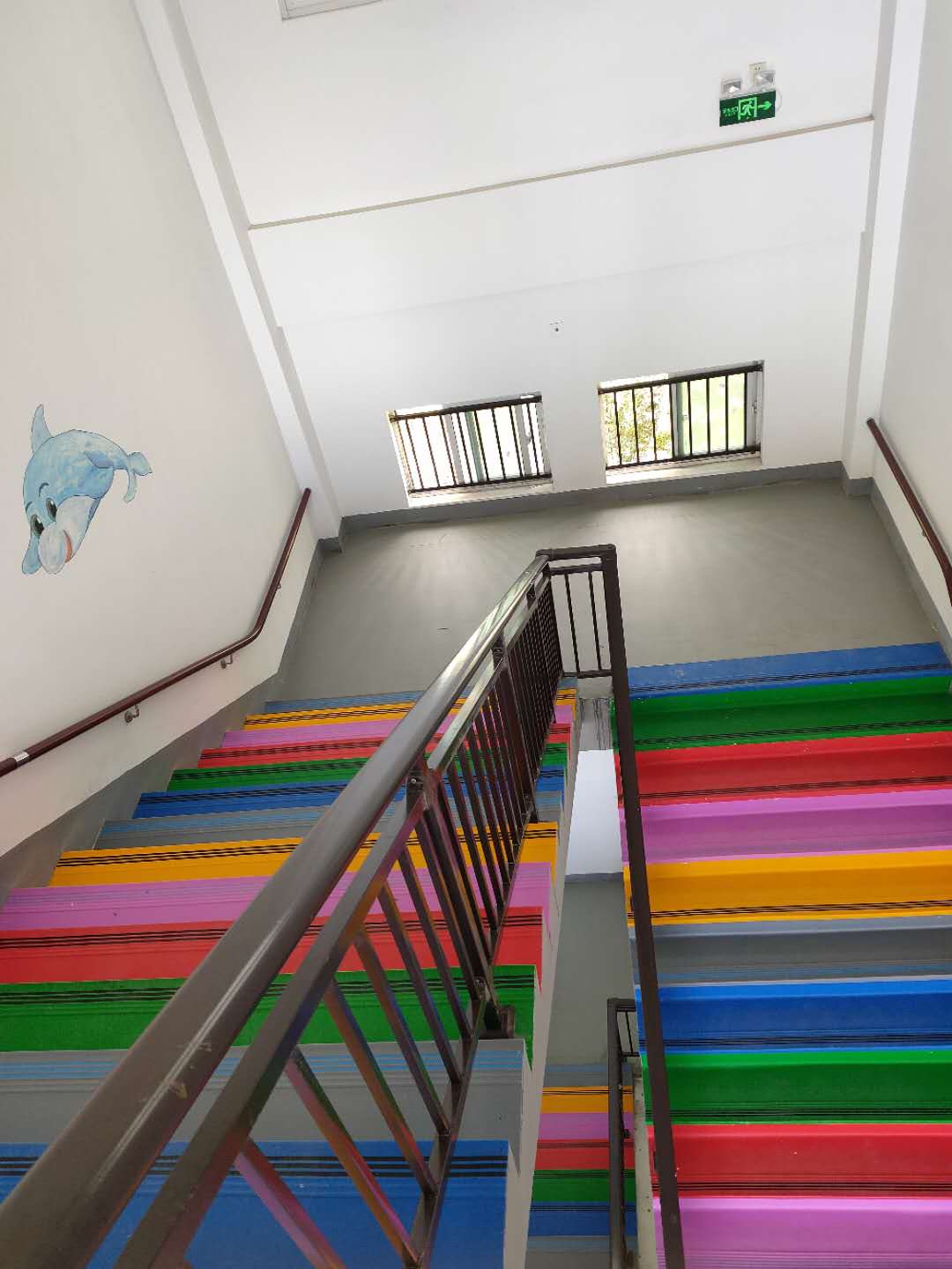 兴瑞幼儿园PVC楼梯整体踏步 - 郑州凯尚建材有限公司