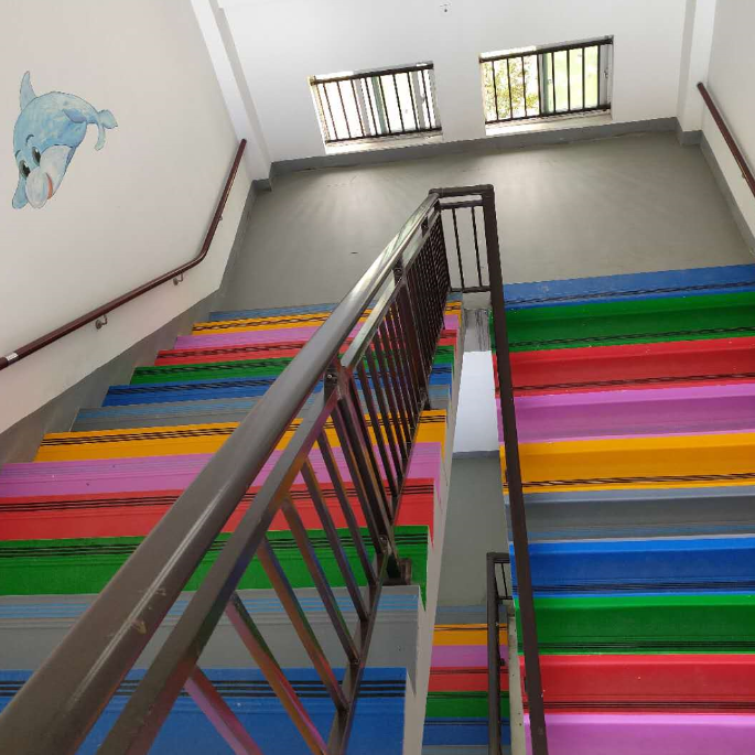北极兴幼儿园PVC楼梯整体踏步